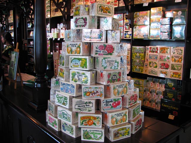 ���ɐςݏグ���Ă���g���̔�(�Z���g�E�N���A�E�e�B�[�E�Z���^�[�ɂ�)